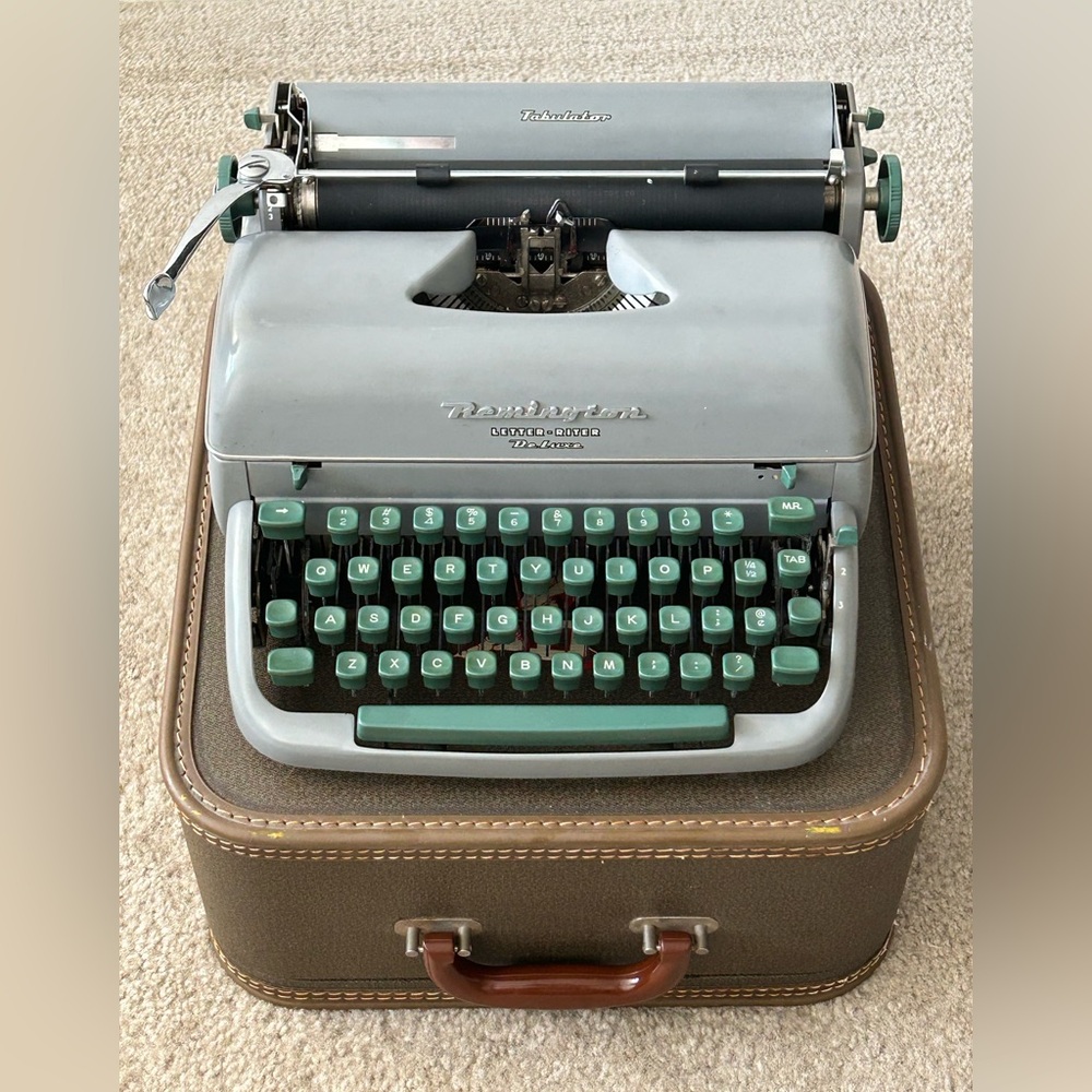 Vintage Original Remington Quiet Riter Miracle Tab Typewriter & Case